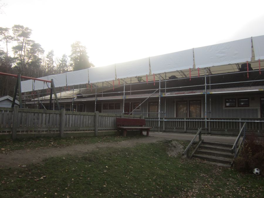 Sidovy på byggställningen och väderskyddet runt Styrsö förskola