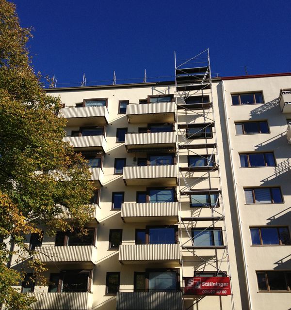 Byggställning runt höghus i Johanneberg