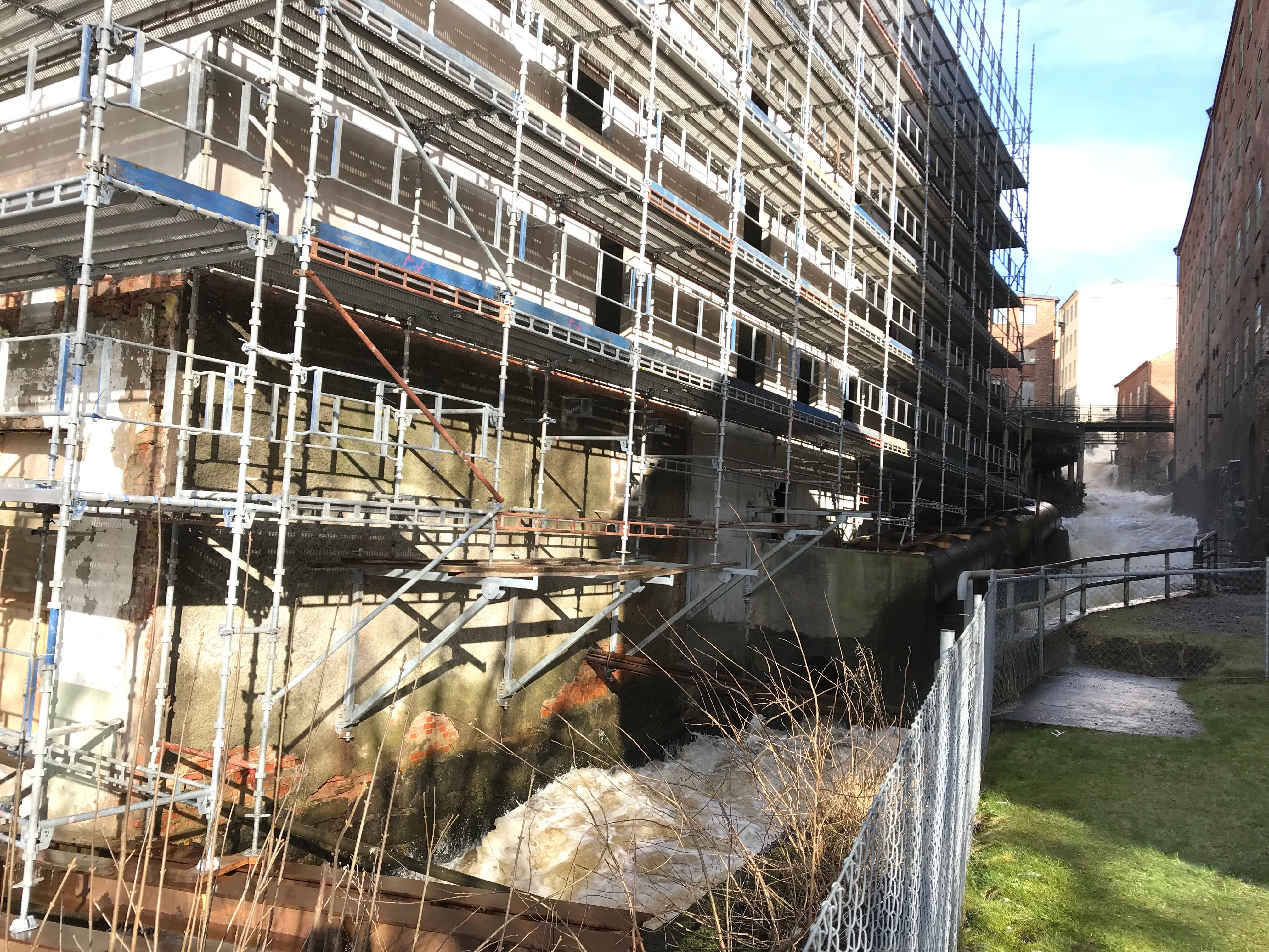 Byggställning på Götaforsliden i sidovy